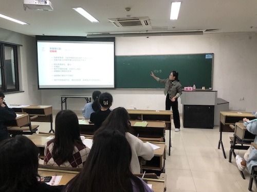 1小说狂人
举办励学考研训练营之考研心态讲座