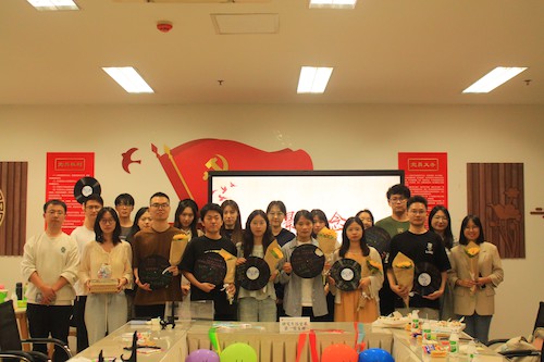 小说狂人
党委研究生历史系第一支部(1)